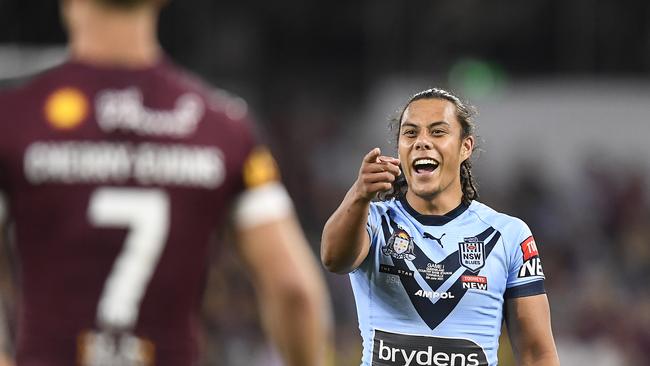 Jarome Luai points at Queensland captain Daly Cherry-Evans. (Photo by Ian Hitchcock/Getty Images)