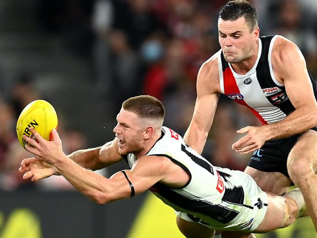 *APAC Sports Pictures of the Week - 2022, March 21* - MELBOURNE, AUSTRALIA - MARCH 18: Taylor Adams of the Magpies handballs whilst being tackled  by Brad Crouch of the Saints during the round one AFL match between the St Kilda Saints and the Collingwood Magpies at Marvel Stadium on March 18, 2022 in Melbourne, Australia. (Photo by Quinn Rooney/Getty Images)