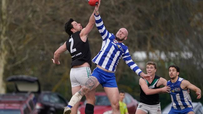 Brayden Wright in the ruck for Ferntree Gully. Picture: Valeriu Campan