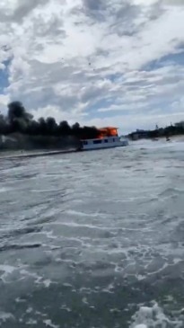 Fire on a houseboat in Labrador, Gold Coast