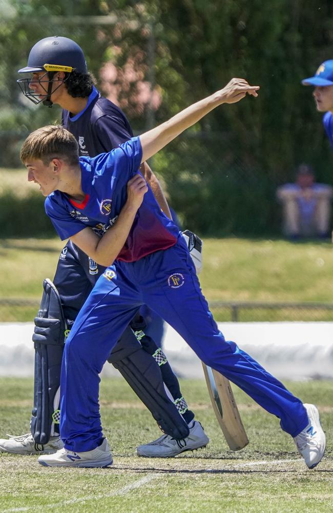 Ben Buller bowling for Frankston Peninsula. Picture: Valeriu Campan