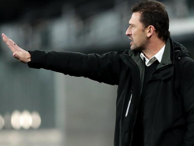 SYDNEY, AUSTRALIA - AUGUST 22: Tony Popovic the coach of the Glory yells instructions during the A-League Elimination Final match between the Wellington Phoenix and the Perth Glory at Bankwest Stadium on August 22, 2020 in Sydney, Australia. (Photo by Mark Metcalfe/Getty Images)