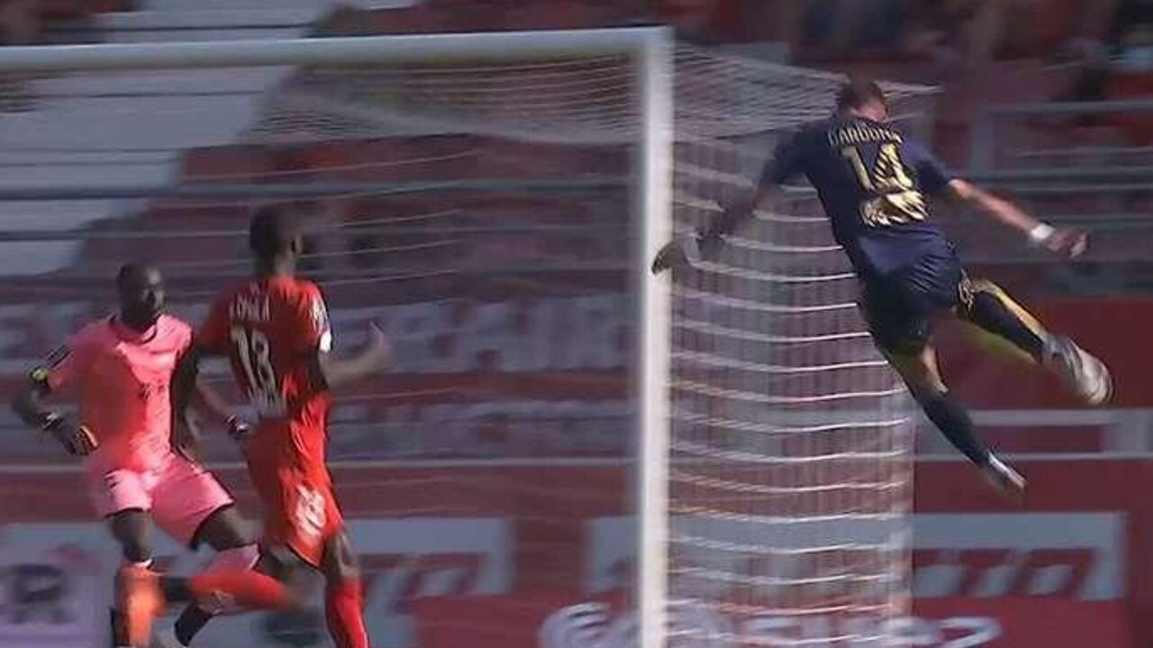 Irvin Cardona could claim the FIFA Puskas award with this ridiculous effort!