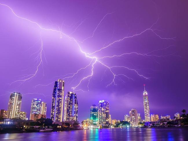 11 Epic Gold Coast Lightning Shots | Herald Sun