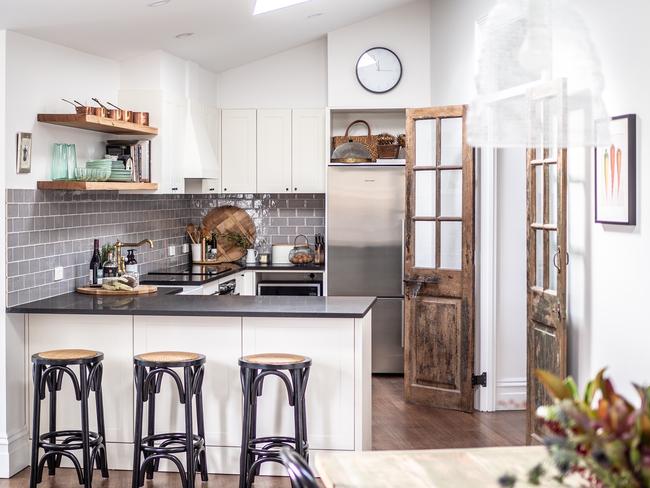 Raffah House’s modern country style kitchen, is complemented by circa 1840s French doors from the Jardin Room across the street, which were originally sourced from a 19th century Indian courthouse.