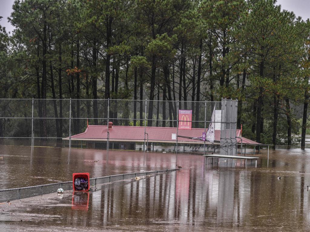 A building goes under water at Pitt Town, McGraths Hill. Picture: NCA NewsWire/Flavio Brancaleone