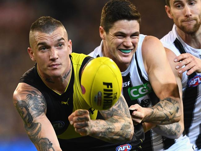 MELBOURNE, AUSTRALIA - SEPTEMBER 21:  Dustin Martin of the Tigers handballs whilst being tackled by Jack Crisp of the Magpies during the AFL Preliminary Final match between the Richmond Tigers and the Collingwood Magpies on September 21, 2018 in Melbourne, Australia.  (Photo by Quinn Rooney/Getty Images)