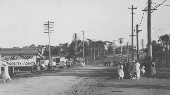 Collaroy in the 1920s, before the buildings on the left were demolished. Photo Northern Beaches Library