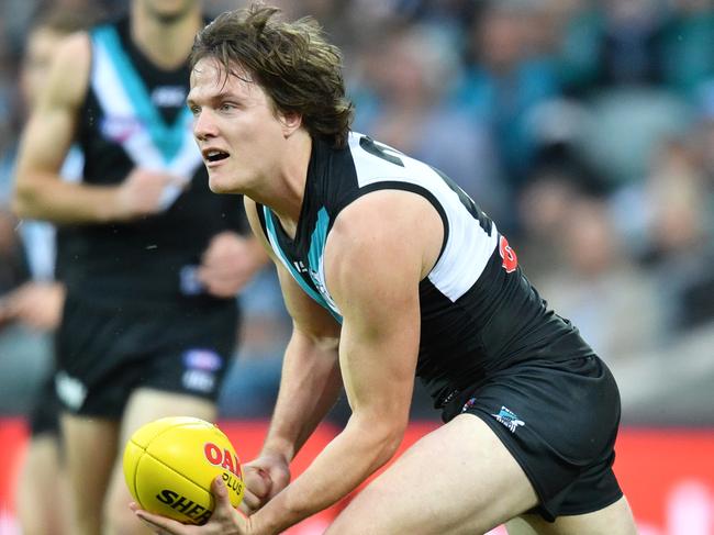 Jared Polec of the Power looks to handball during the Round 18 AFL match between the Port Adelaide Power and the Greater Western Sydney (GWS) Giants at Adelaide Oval in Adelaide, Sunday, July 22, 2018. (AAP Image/David Mariuz) NO ARCHIVING, EDITORIAL USE ONLY