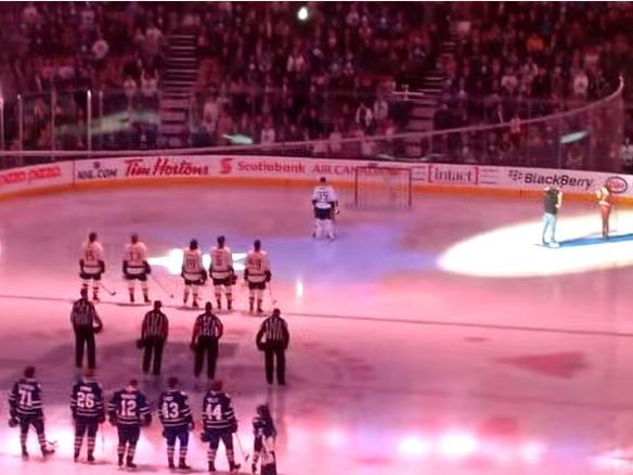 VIDEO: Canadians sing US anthem?