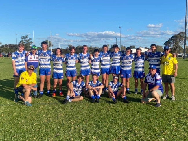 Coach Tim Doyle (bottom right) with his beloved U17 team. Trainers are: Matt Wainwright (bottom left in yellow) Ryan McIvor (upper right in yellow)