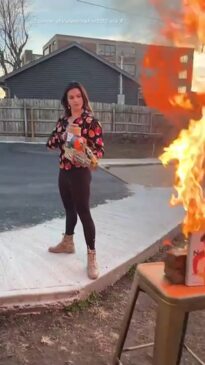 US republican candidate torches books