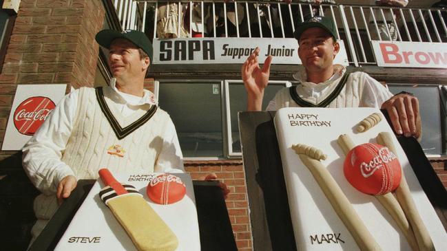  Steve Waugh (L) and twin brother Mark.