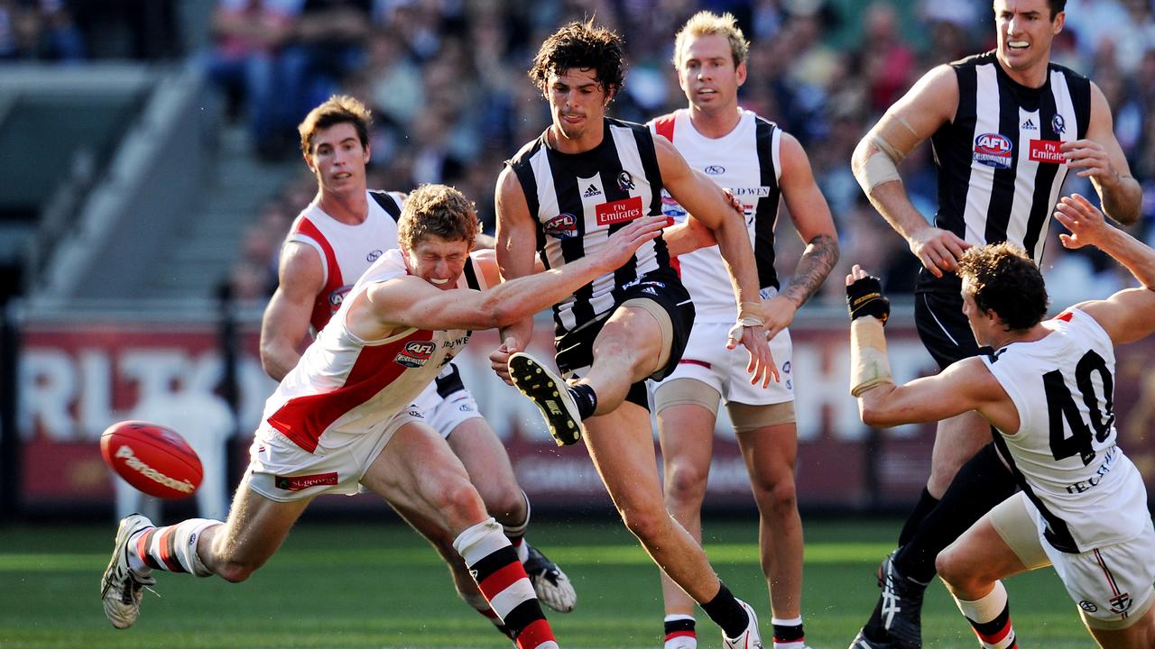 2010 Grand Final REPLAY. St Kilda v Collingwood. MCG. Scott Pendlebury gets a clearing kick away