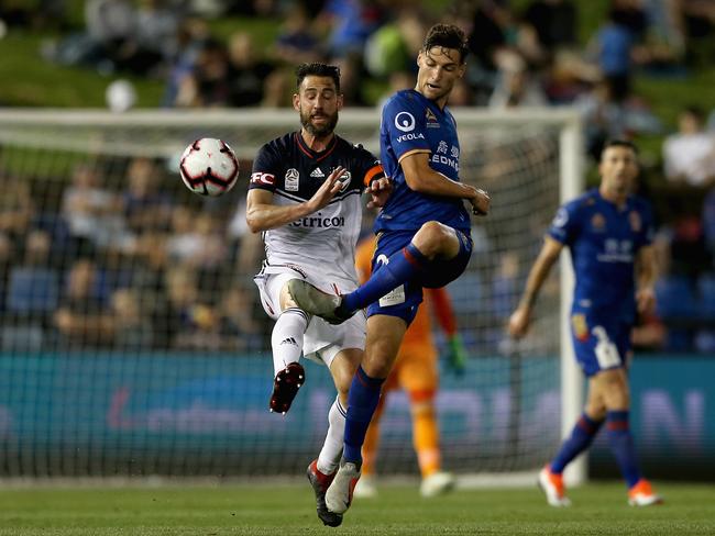 Jet Matthew Ridenton makes life tough for his Victory opponent. Picture: Getty Images