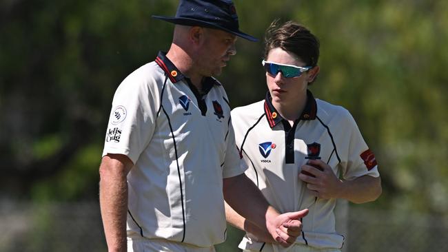 VSDCA Malvern’s ex-Test spinner Michael Beer has some advice for youngster William Beattie. Picture: Andy Brownbill