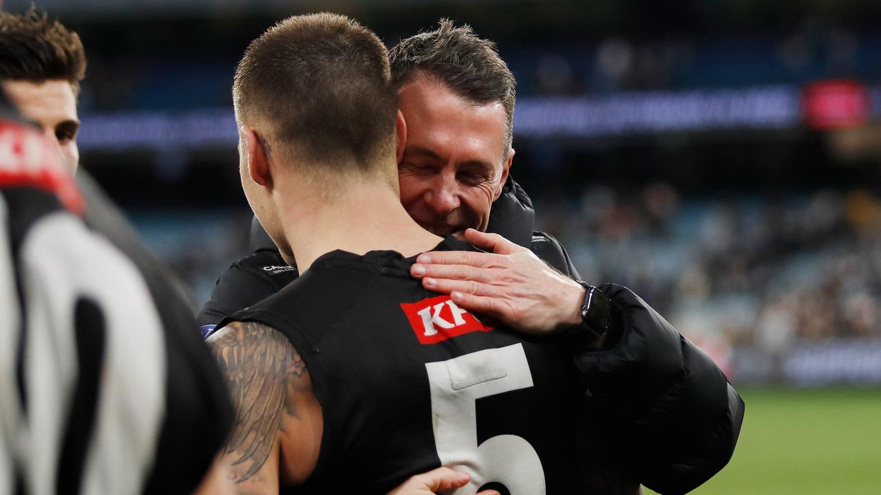 MELBOURNE, AUSTRALIA - JULY 24: Craig McRae, Senior Coach of the Magpies hugs Jamie Elliott of the Magpies during the 2022 AFL Round 19 match between the Collingwood Magpies and the Essendon Bombers at the Melbourne Cricket Ground on July 24, 2022 in Melbourne, Australia. (Photo by Dylan Burns/AFL Photos via Getty Images)