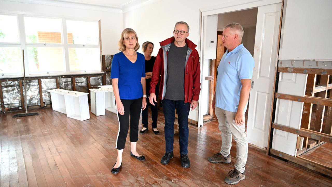 Richmond MP Justine Elliot (left) and Labor leader Anthony Albanese (centre) talk to resident Brett Bugg in his flood-affected home in Murwillumbah. Picture: Dan Peled/Getty Images