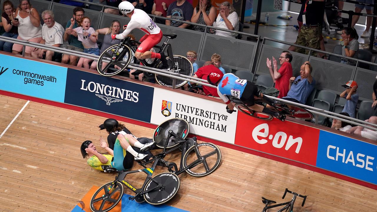 General view of a crash in the Men's 15km Scratch Race Qualifying Round.