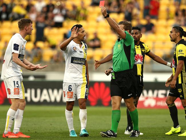 WELLINGTON, NEW ZEALAND - JANUARY 12: Referee Alex King shows a red card to Kye Rowles of the Mariners during the round 13 A-League match between the Wellington Phoenix and the Central Coast Mariners at Westpac Stadium on January 12, 2019 in Wellington, New Zealand. (Photo by Hagen Hopkins/Getty Images)