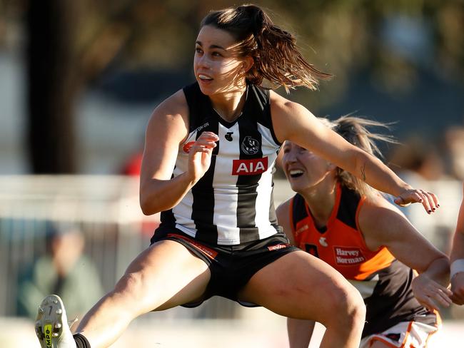 Chloe Molloy finds a way to move the ball forward. Picture: Dylan Burns/AFL Photos via Getty Images