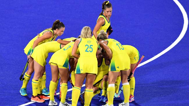 The Australian Hockeyroos huddle during the women's preliminary hockey game between Australia and New Zealand at the Commonwealth Games. (AAP Image/Dan Peled).