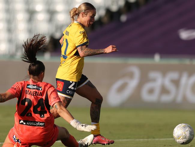GOSFORD, AUSTRALIA - MAY 03: Brooke Nunn of the Mariners beats Malena GarcÃƒÂ­a of Melbourne City during the First Leg of the A-League Women's Semi Final between Central Coast Mariners and Melbourne City at Industree Group Stadium, on May 03, 2025, in Gosford, Australia. (Photo by Scott Gardiner/Getty Images)