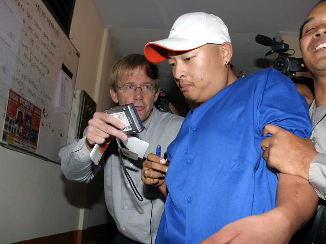 19 Apr 2005 : Police escort Andrew Chan 21yrs (C) one of the nine Australians who were taken into custody late 17 Apr. Five were picked up at Denpasar Airport, four of them trying to smuggle more than 10kg of heroin out of Bali were heading for Sydney, the alleged ringleader Andrew Chan who was with the four was not carrying drugs. The other four were arrested at the Melasti Hotel in Kuta 17 Apr. (PicLukman/S/Bintoro) crime o/seas Indonesia drug smuggling - accused (airport) : Michael William Czugaj and Scott Anthony Rush, both 19yrs, Martin Eric Stephens, 29yrs, Renae Lawrence, 27yrs.  four others from hotel : Tach Duc Thanh Nguyen, 27yrs, Myuran Sukumaran, 24yrs, Si Yi Chen, 20yrs, and Matthew James Norman, 18yrs