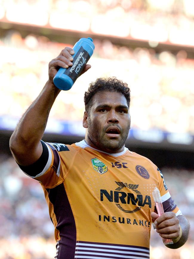 Sam Thaiday of the Broncos waves to fans as they appalaud him during the round 25 NRL match between the Brisbane Broncos and the Manly Sea Eagles at Suncorp Stadium on September 2, 2018 in Brisbane, Australia. (Photo by Bradley Kanaris/Getty Images)