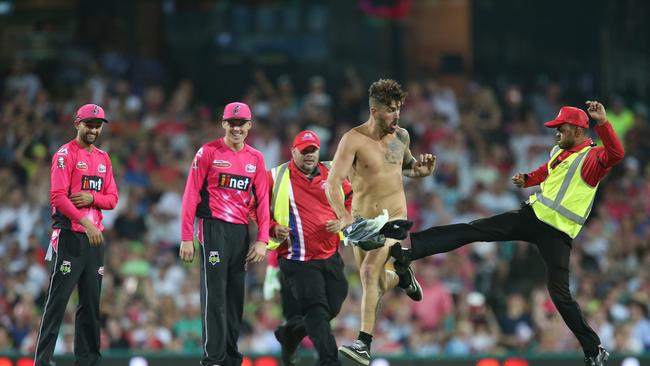 Two streakers invade the pitch during the BBL T20 match between the Sydney Thunder and the Sydney Sixers at the Sydney Cricket Ground in Sydney, Saturday, Jan. 14, 2017. (AAP Image/Craig Golding)