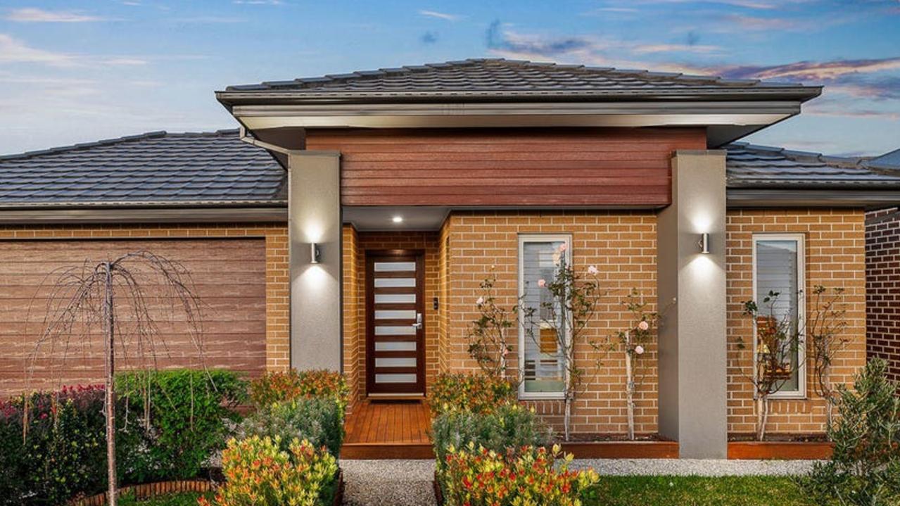 300+ Melbourne suburbs where home values are falling