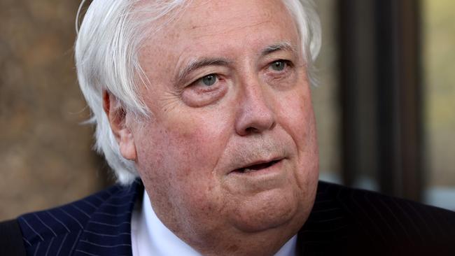 SYDNEY, AUSTRALIA - NewsWire Photos FEBRUARY 14, 2022: Clive Palmer pictured speaking to media as he leaves federal court in the Sydney CBD. Clive Palmer v Mark McGowan court case.Picture: NCA NewsWire / Damian Shaw