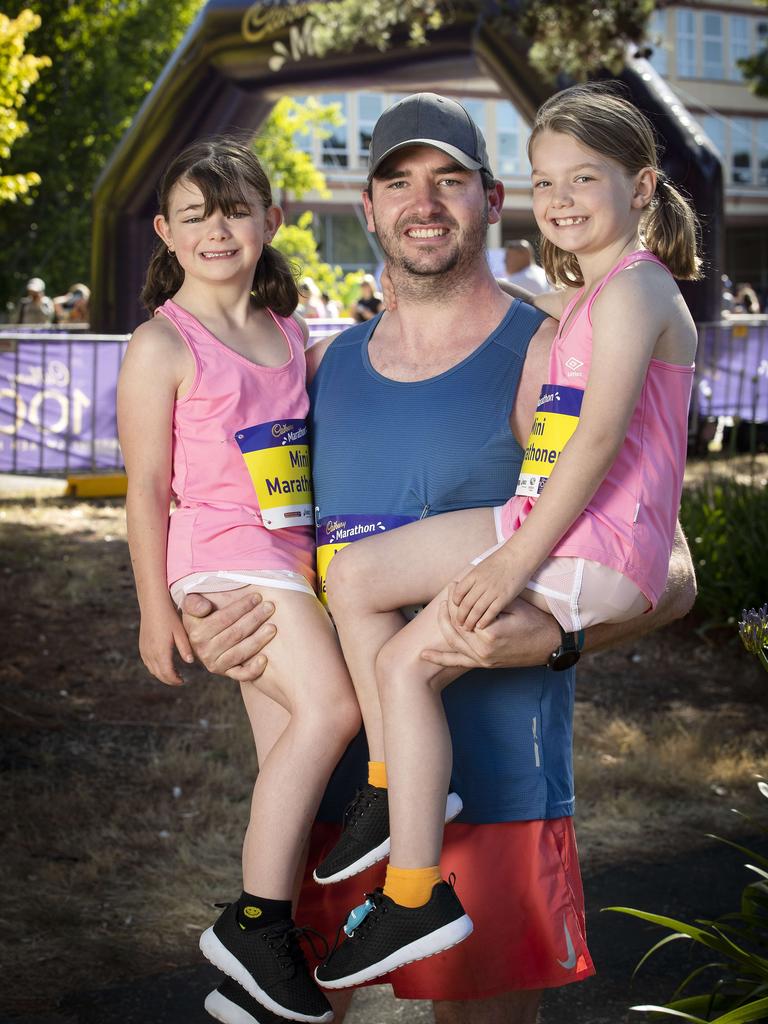 Cadbury Marathon, Todd Kelly with his daughters Alexis 8 and maddie 7. Picture: Chris Kidd