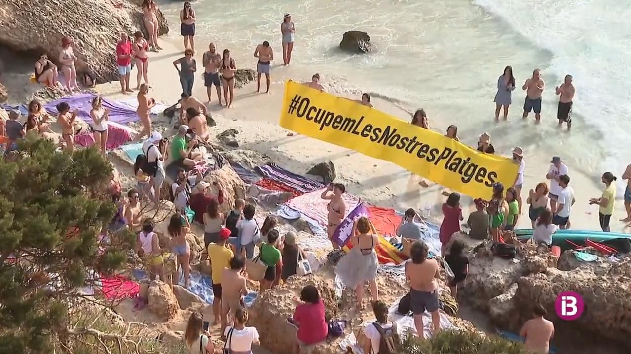 Mallorca obstructed pathways and demanded tourists to leave the popular Caló des Moro last week. Picture: IB3 NOTÍCIES