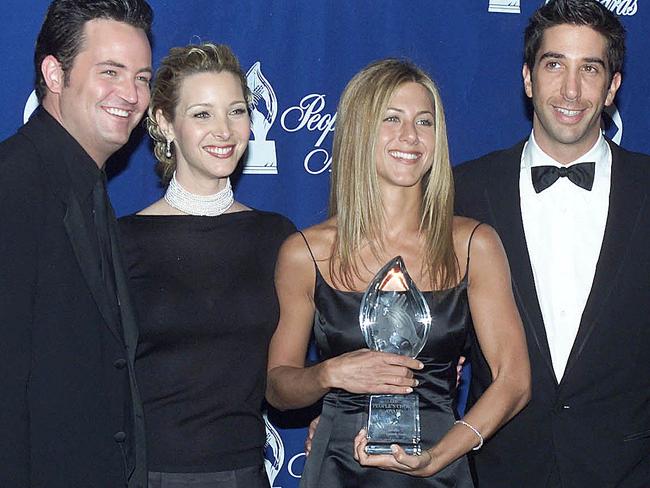 (FILES) The cast of the television comedy "Friends" (From L-R:) Matthew Perry, Lisa Kudrow, Jennifer Aniston, and David Schwimmer pose with their award at the 26th People's Choice Awards in Pasadena, CA 09 January 2000. The show won the Favorite Television Comedy Series Award. 'Friends' actor Matthew Perry dies aged 54 (Photo by LUCY NICHOLSON / AFP)