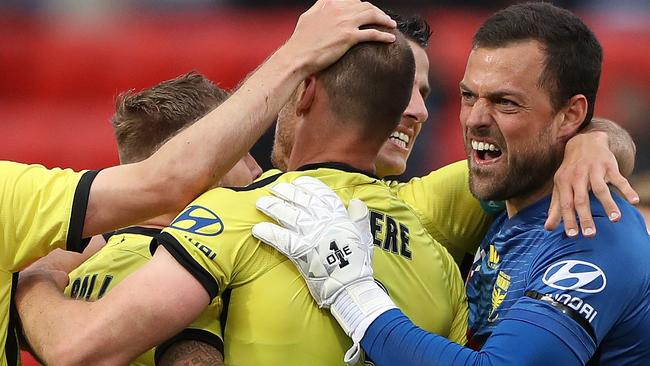 Wellington Phoenix celebrate after defeating Adelaide United 2-1 at Coopers Stadium. (Photo by Robert Cianflone/Getty Images)