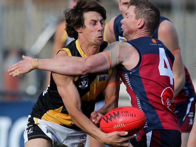 Bendigo FL, Round 15, Sandhurst V Kyneton, QE Oval, Bendigo,  Andrew Collins, 4,  Sandhurst Dragons   &  Rhys Magin, 4,  Kyneton Tigers,  Picture Yuri Kouzmin