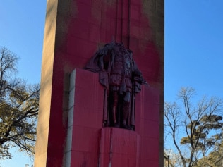 The head of a statue of King George has been removed. Picture: Instagram