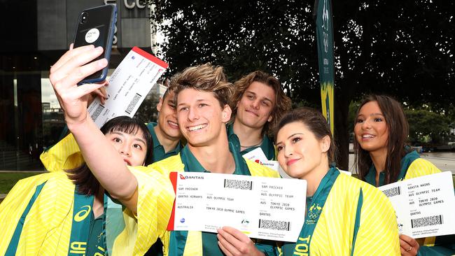 Sam Fricker takes a selfie with fellow divers Nikita Hains, Esther Qin, Cassiel Rousseau, Anabelle Smith, Shixin Li and Melissa Wu. (Photo by Mark Metcalfe/Getty Images)