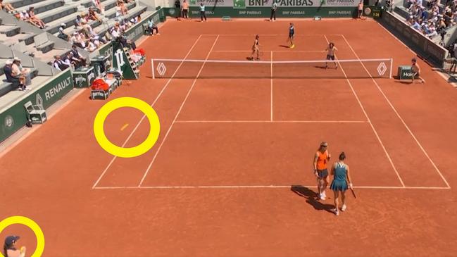 The ball accidentally hit the ballkid. Photo: Twitter.