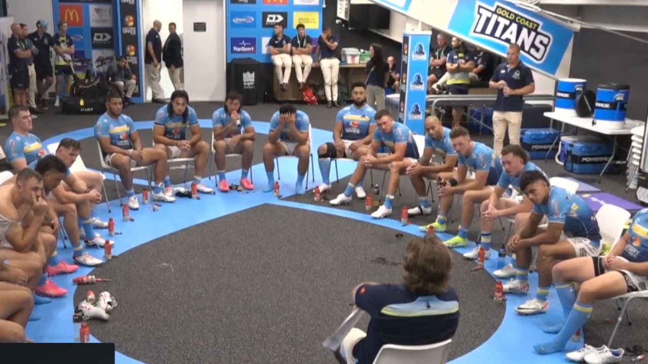 Des Hasler speaks to the Titans players.