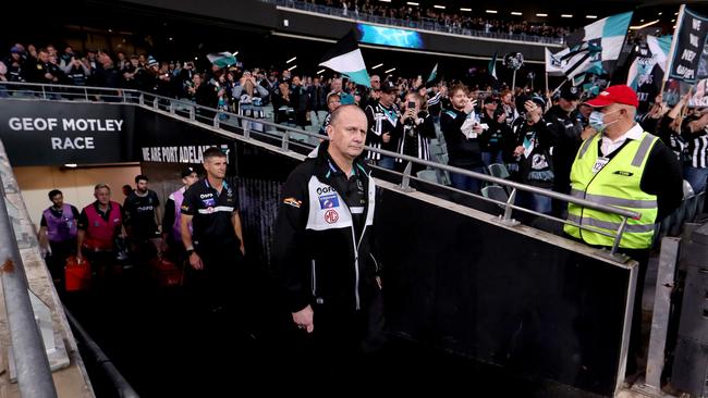 Ken Hinkley walks out of the race before the prelim final. Picture: James Elsby/AFL Photos via Getty Images