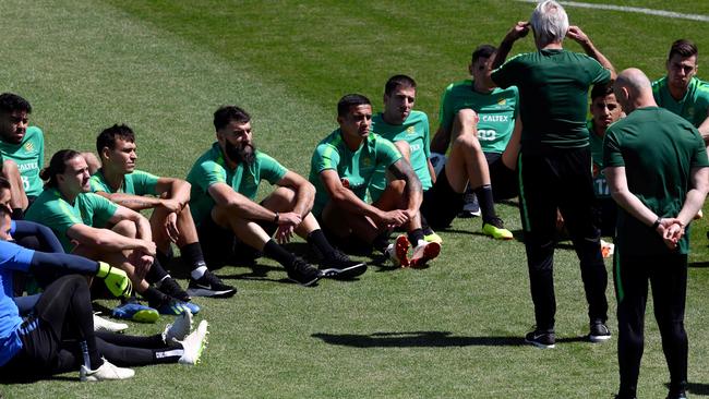 Bert van Marwijk gives instructions to the Socceroos during the 2018 World Cup.