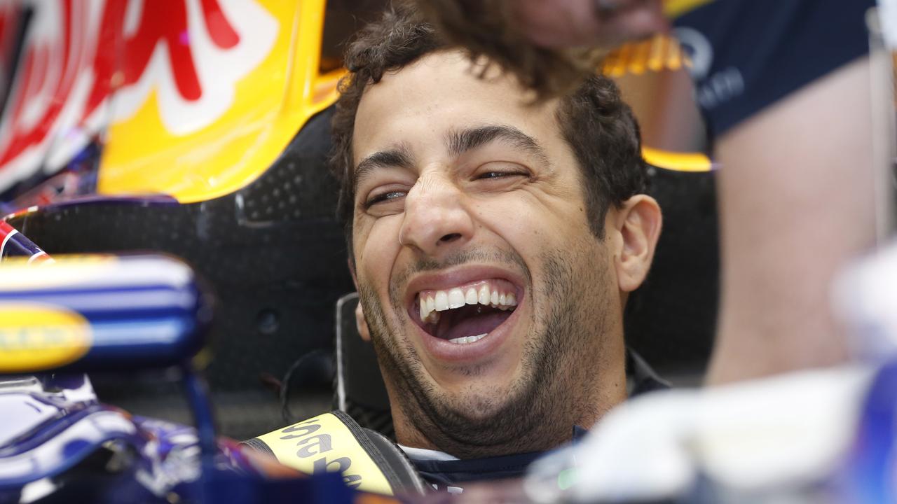 Daniel Ricciardo wins a dirt bike moped exhibition race against Daniil ...