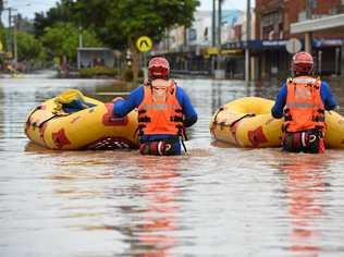 SES and police emergency crews move through the centre of Lismore looking for people in need of evacuation during the March floods. Picture: Marc Stapelberg