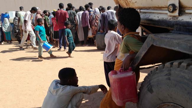 People queue for water in Omdurman, the Sudanese capital's twin city, during battles between the Sudanese military forces and paramilitary Rapid Support Forces (RSF), on January 17, 2025. Since April 2023, Sudan has been at war between the forces of rival generals vying for control. Most of Omdurman is under the Sudanese army control, while the rival paramilitary Rapid Support Forces (RSF) hold Khartoum North and some other areas of the capital. (Photo by AFP)