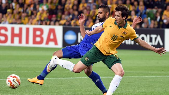 Australia's Robbie Kruse (R) is tackled by Kuwait's Ali Hussian Fadhel (L) during the opening football match of the AFC Asian Cup in Melbourne on January 9, 2015. AFP PHOTO / William WEST --IMAGE RESTRICTED TO EDITORIAL USE - STRICTLY NO COMMERCIAL USE--