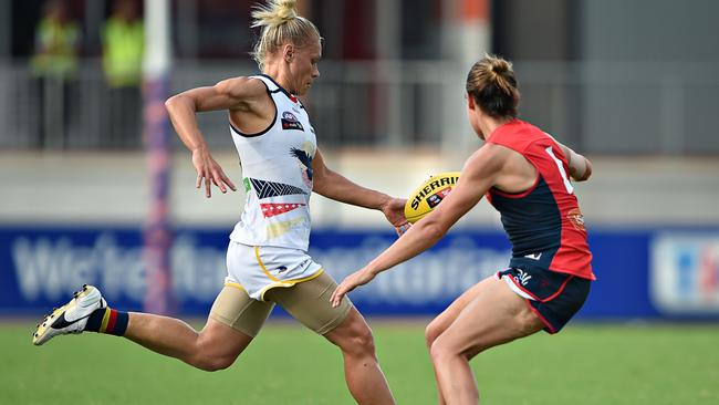 Erin Phillips for the Crows against Melbourne player Karen Paxman.