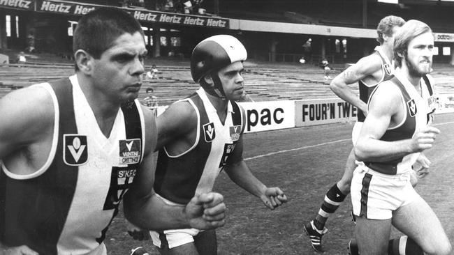 St Kilda's Robert Muir and Phil Narkle in 1994.