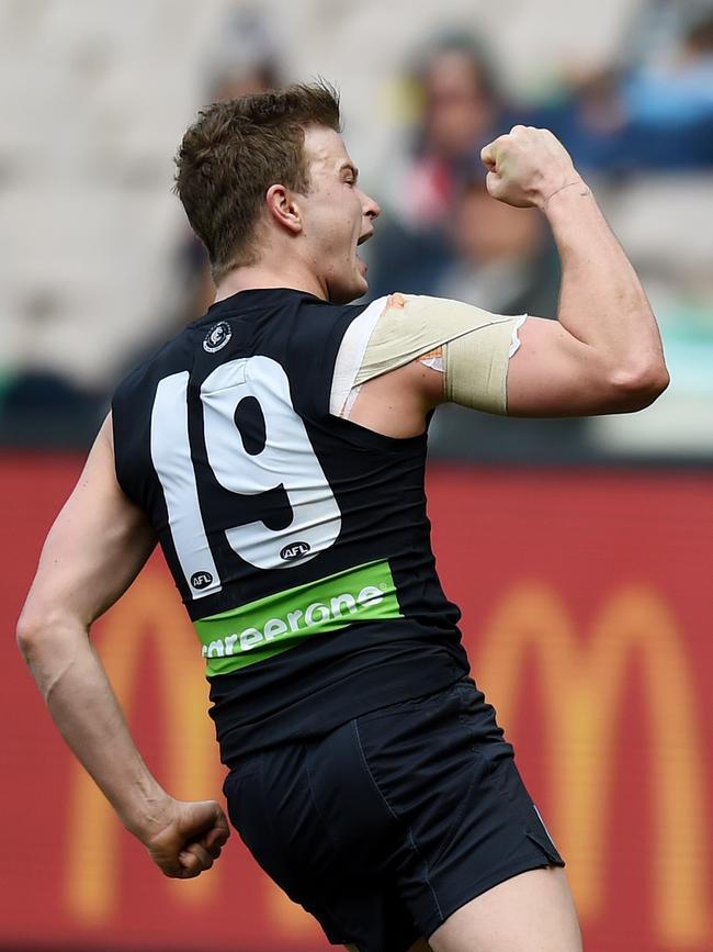 Liam Sumner kicks a goal in 2016. (AAP Image/Tracey Nearmy)